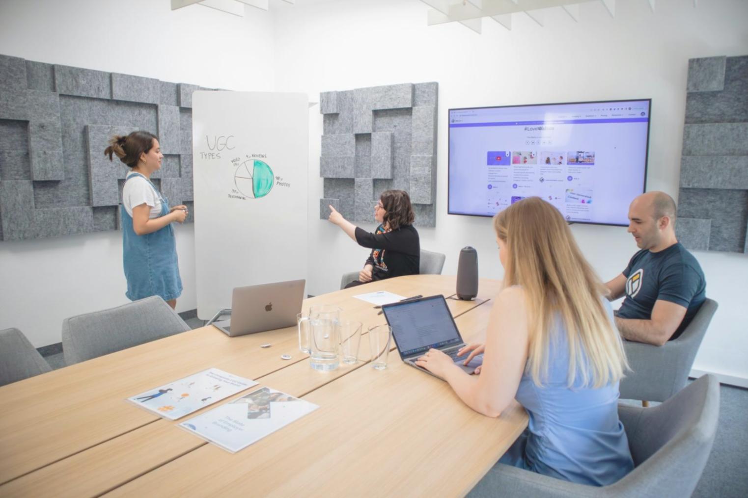 Environnement de travail organisé symbolisant la transformation financière